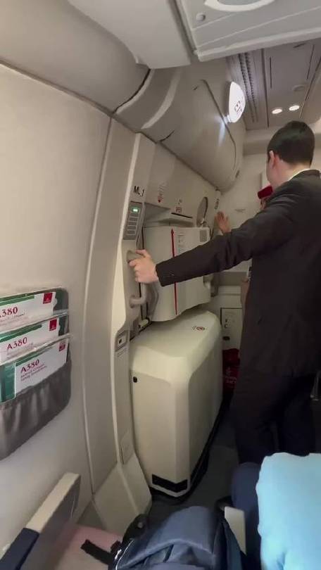 飛機(jī)貨運(yùn)艙門飛機(jī)貨運(yùn)艙門怎么開